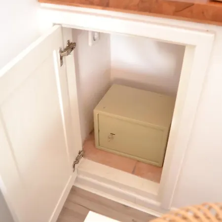White Exclusive Bungalow. 2 Rooms, Garden & Pool. Hébergement de vacances *