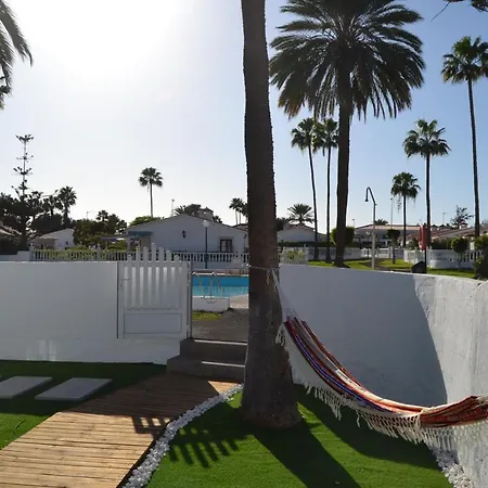 White Exclusive Bungalow. 2 Rooms, Garden & Pool. בית נופש מספאלומס