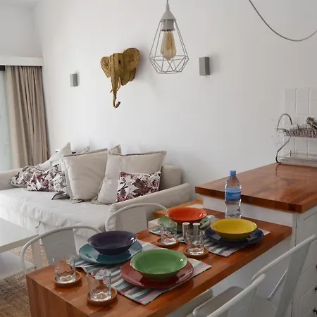 בית נופש White Exclusive Bungalow. 2 Rooms, Garden & Pool. *