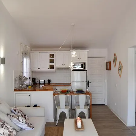 White Exclusive Bungalow. 2 Rooms, Garden & Pool. * מספאלומס